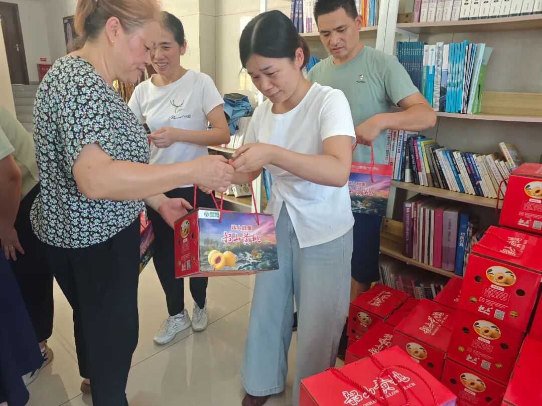 黃桃福利至，助農(nóng)情意濃